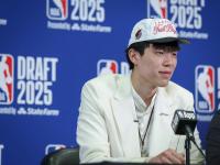九游娱乐-杨瀚森NBA新定妆照发布：身披开拓者16号红袍，张开双臂迎接新赛季的简单介绍