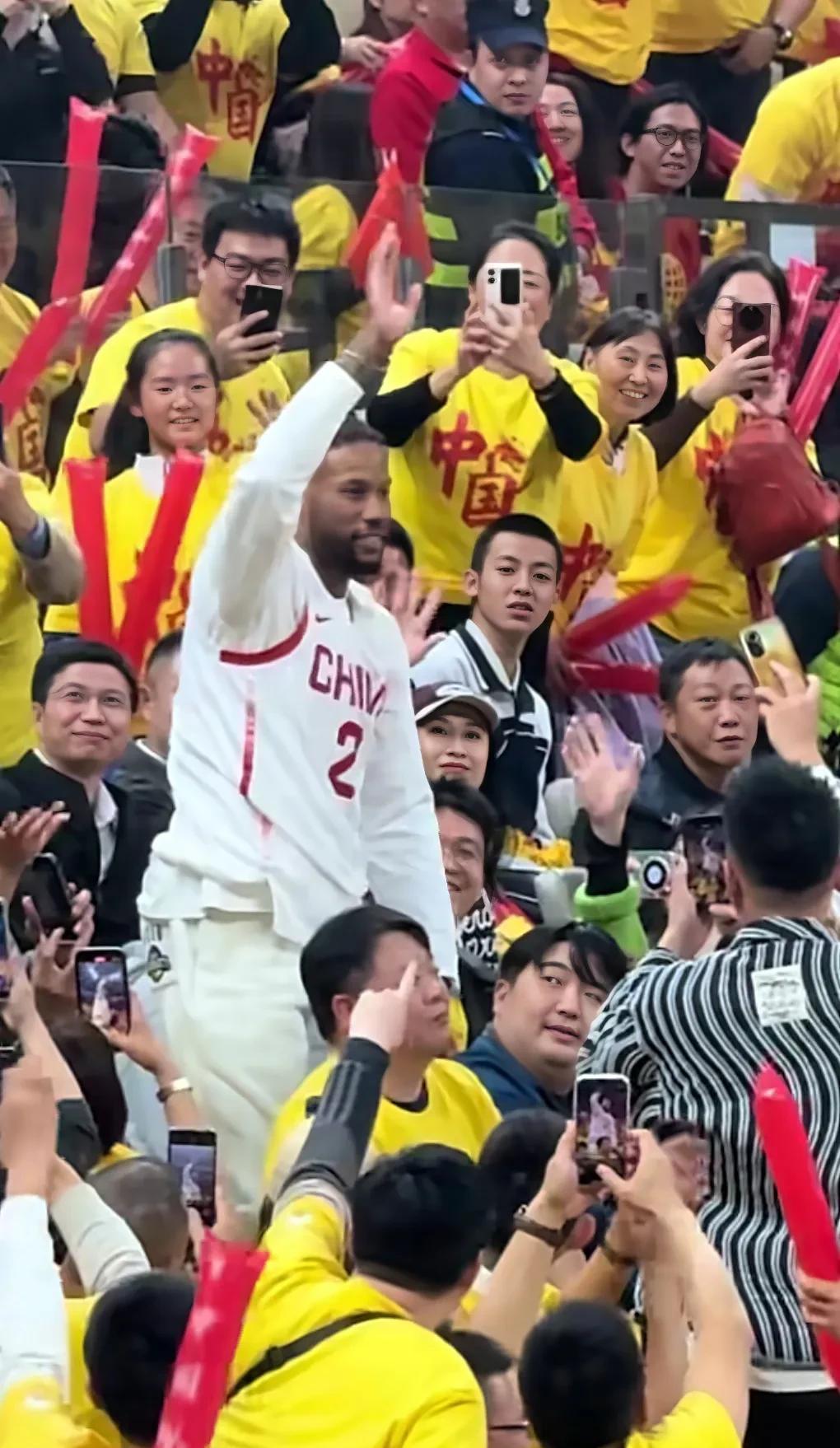 关于精彩瞬间连连，CBA球迷尽情欢呼呐喊的信息
