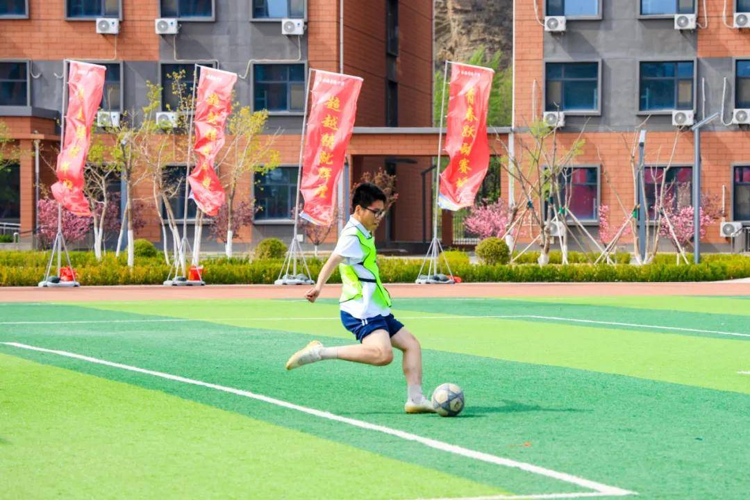 国内足球赛事精彩纷呈，球场上节奏紧凑