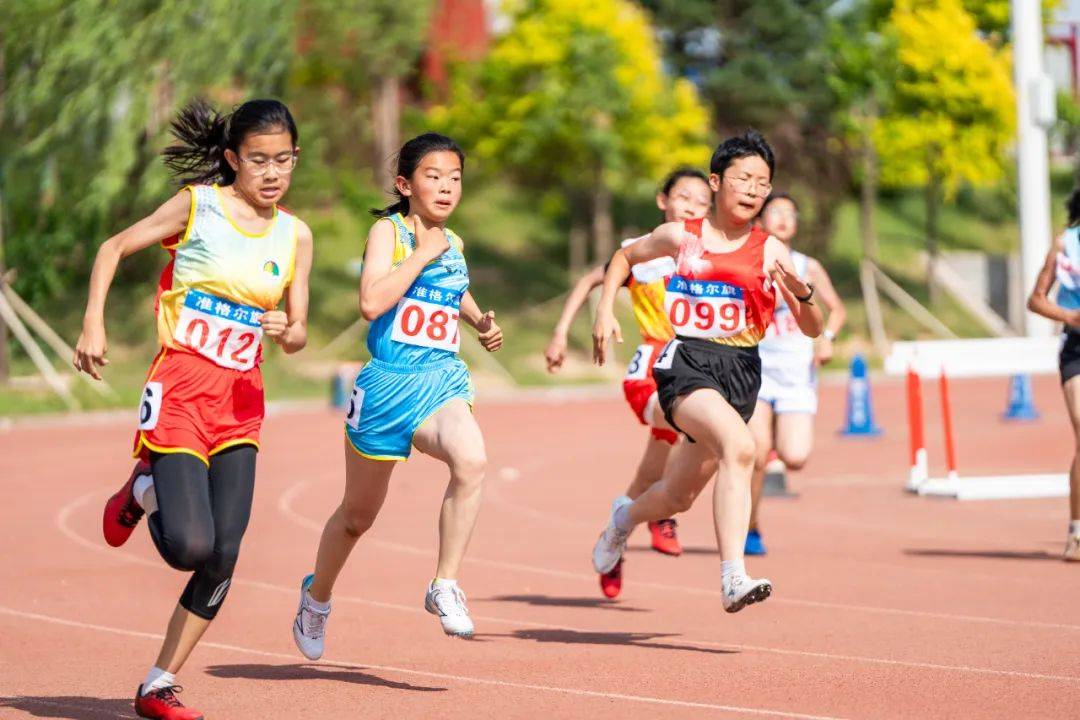 运动员斗志昂扬，向着胜利发起冲击