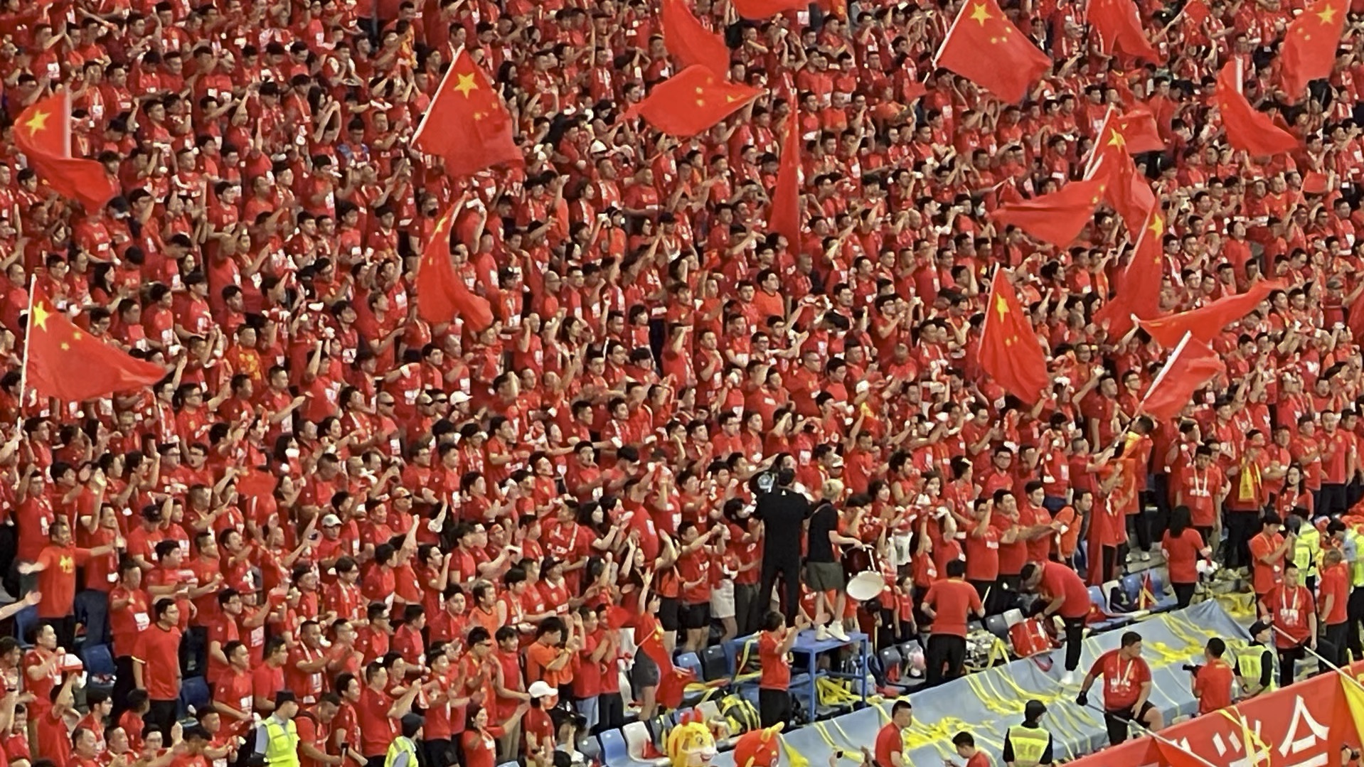 西悉尼流浪者球迷现场助威，球队士气高涨的简单介绍