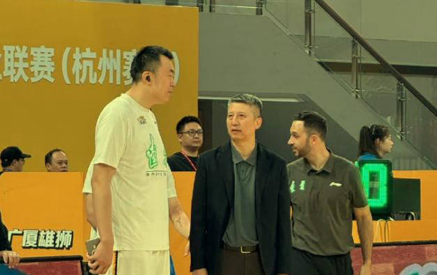 包含卡尔蒂斯球迷现场助威，球队士气高涨的词条